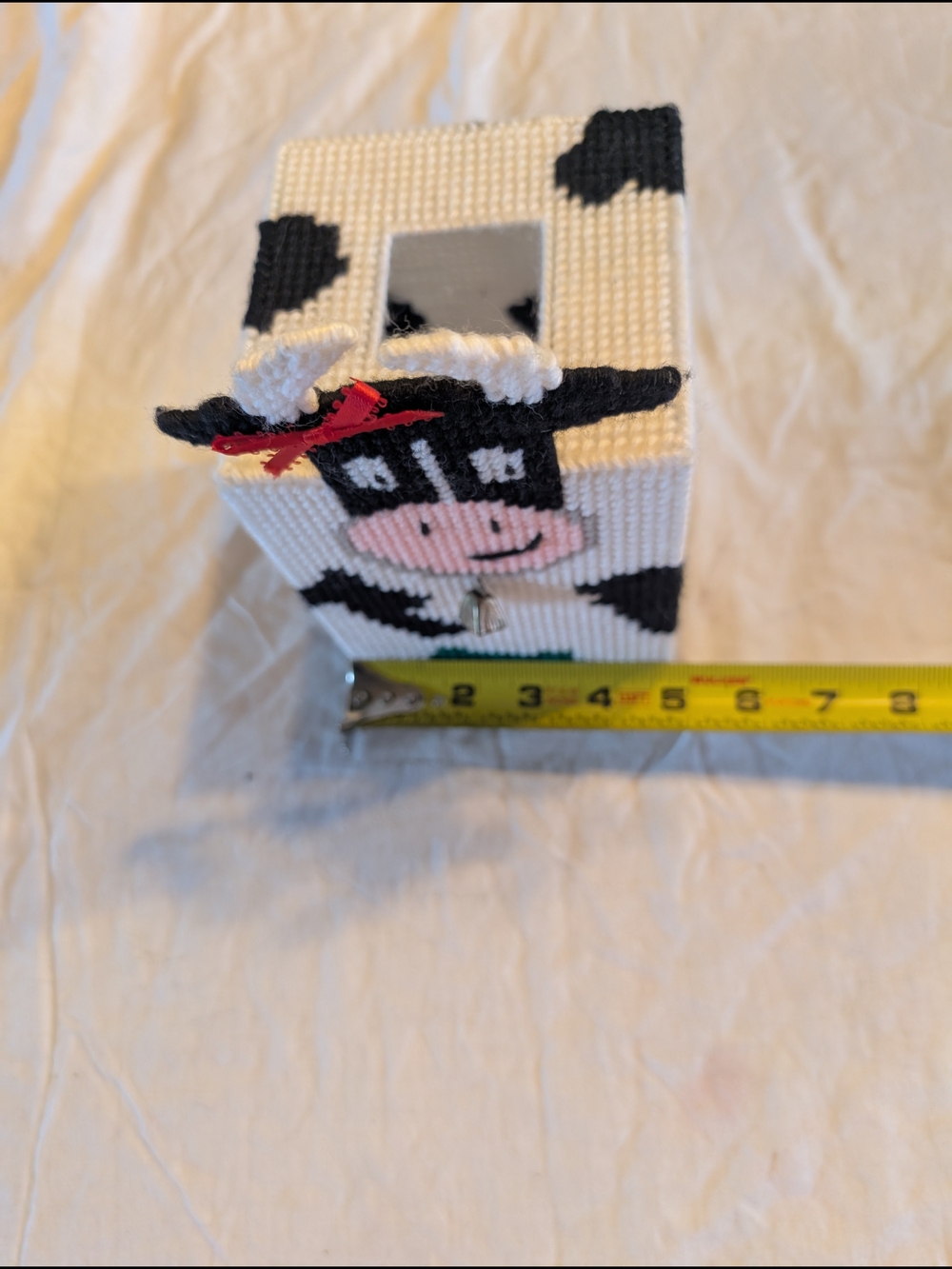 2/20$ Vintage Needlepoint Cow Tissue Box in White, Black, Pink, Red, Green - Picture 7 of 7